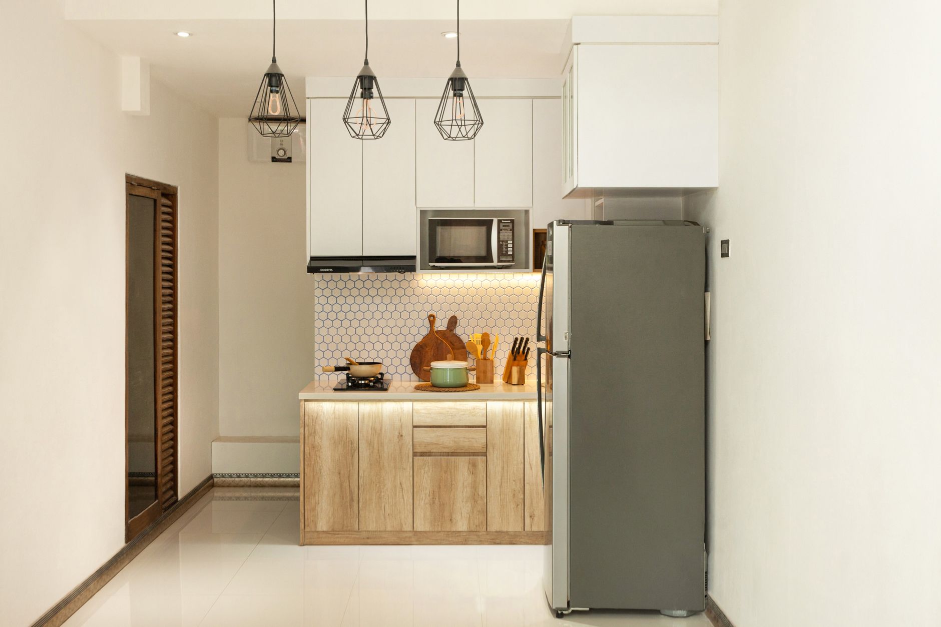 Bếp nhỏ hiện đại trong một căn hộ cho thuê
