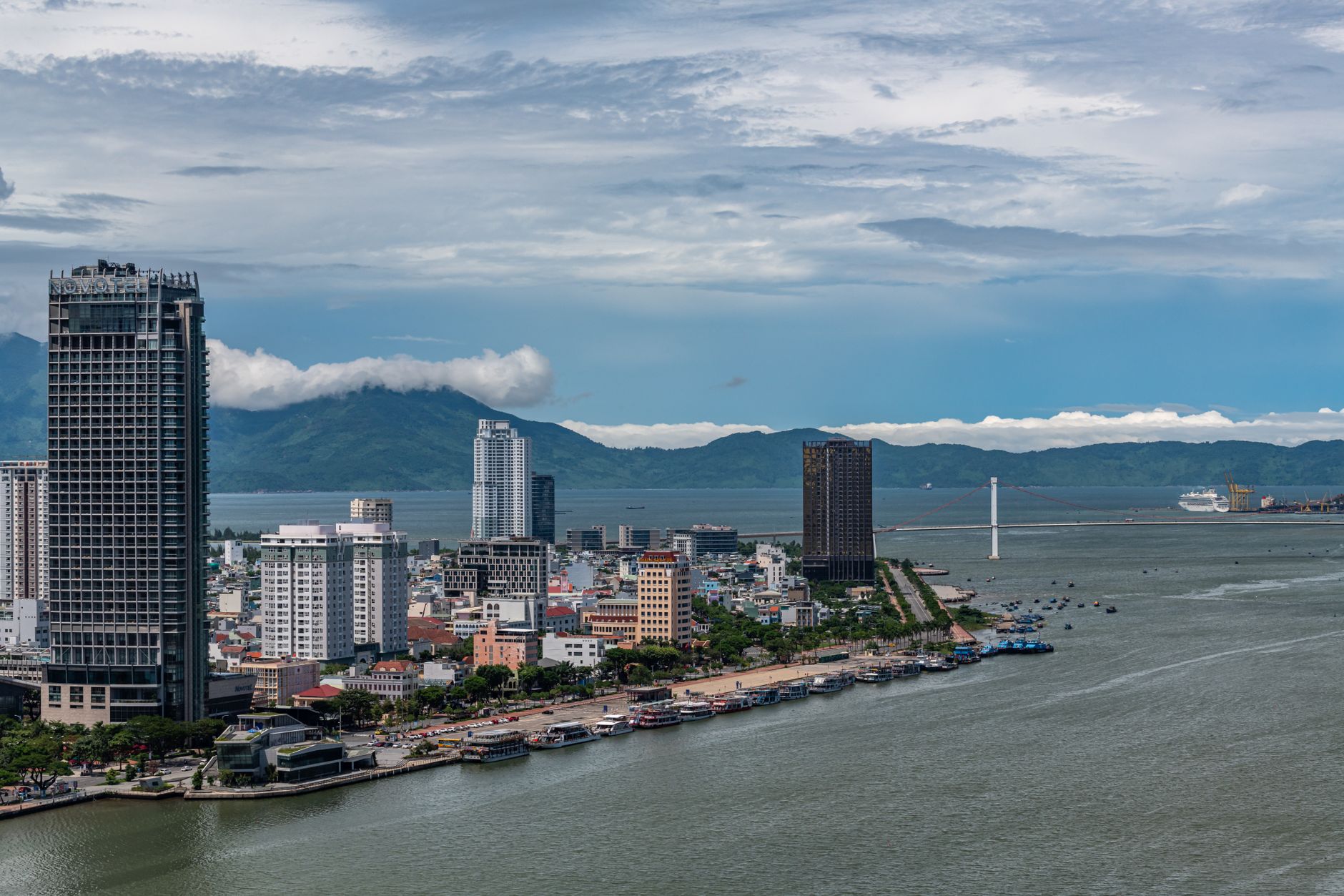 Bờ sông Hàn và đường chân trời Đà Nẵng nhìn từ trên cao