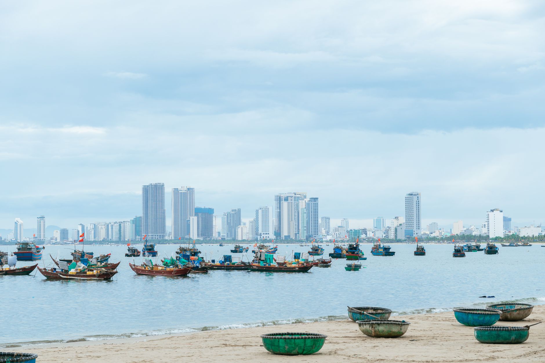 Bờ biển Đà Nẵng nhìn từ trên cao, dãy cao ốc ven biển và bãi cát dài
